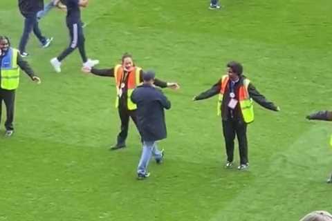 Millwall stewards savagely compared to Man Utd’s defence as fans flock to The Den pitch