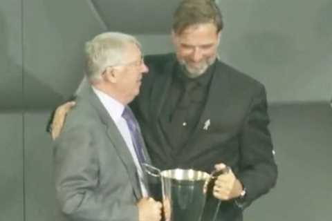 Sir Alex Ferguson admits “absolute agony” as he hands Jurgen Klopp manager of year award