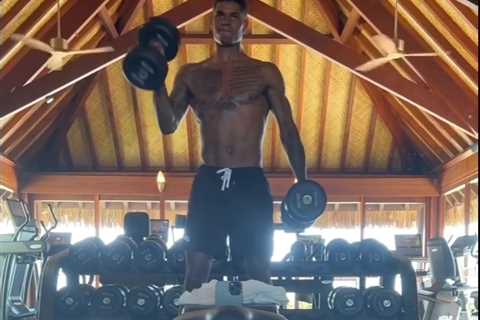 Marcus Rashford shows off ripped body as topless Man Utd star pumps iron in gym to bulk up for new..