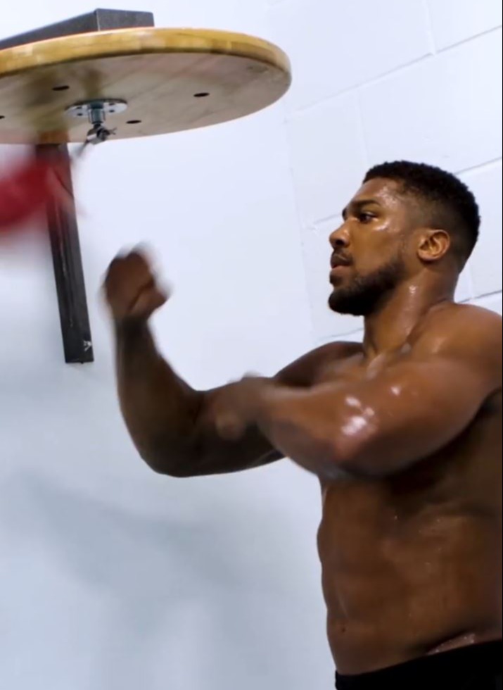 Anthony Joshua gives incredible behind-the-scenes insight into training for Usyk rematch and looks frighteningly fast