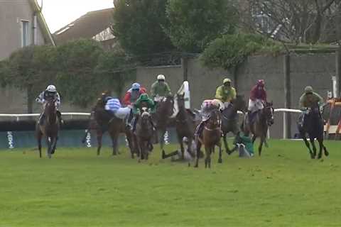 ‘Lots of casualties’ – ‘Mayhem’ unfolds at Tramore as three jockeys all fall at the same hurdle..