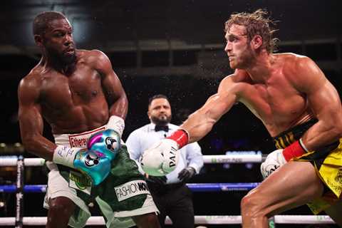 Floyd Mayweather told his corner Logan Paul was hard to hit with jabs in money making exhibition..