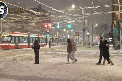 Thundersnow!  Winter Storm Hits Toronto | Downtown Walk (March 2023)