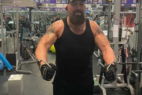 Big Show transformed body as WWE legend went from 36-stone beast to shredded AEW superstar