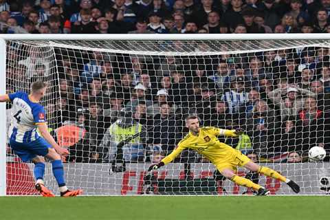 Man Utd fans in disbelief at penalty win after spotting De Gea ‘reading his notes’ and still not..