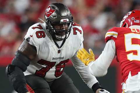 Chiefs signing former Buccaneers offensive tackle Donovan Smith