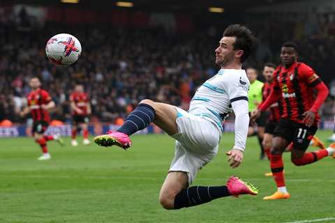 Chelsea star Ben Chilwell hobbles off injured at Bournemouth as fans fume at Frank Lampard’s choice ..