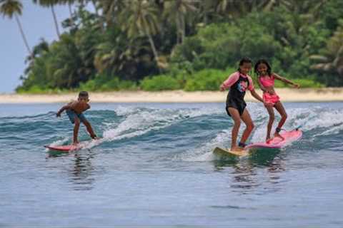 THE WORLD''S BEST SURFING LOCATION l BEGINNER, GROM WAVES