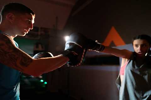 7 Essential Focus Mitt Drills For Boxers And 7 Tips For More Effective Mitt Training