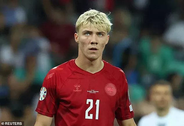 Rasmus Hojlund completes Man United medical after jetting into Manchester Airport ahead of £72m..