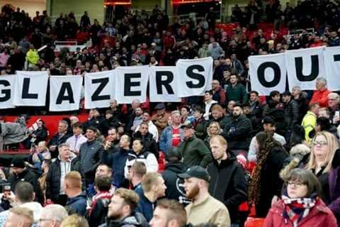 Man Utd Fans Demand Glazers’ Removal In Ongoing Protests