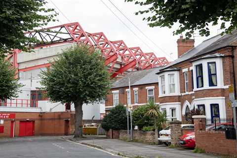 I live next to Premier League stadium – players like Roy Keane used to LIVE next door and cause..