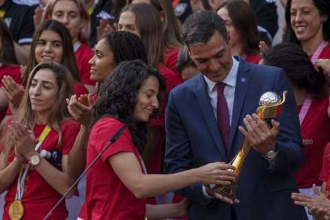 ‘Insufficient’: Spainish PM blasts football boss’ apology over forced World Cup kiss