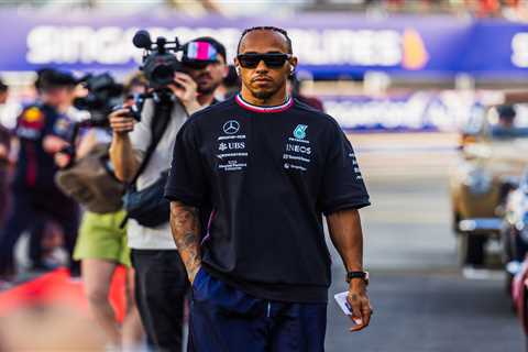 Lewis Hamilton's Decision to Stay with Mercedes Bemoaned by F1 Legend