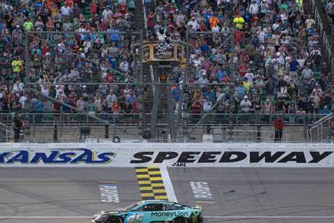 Tyler Reddick wins at Kansas, advances to Round of 12