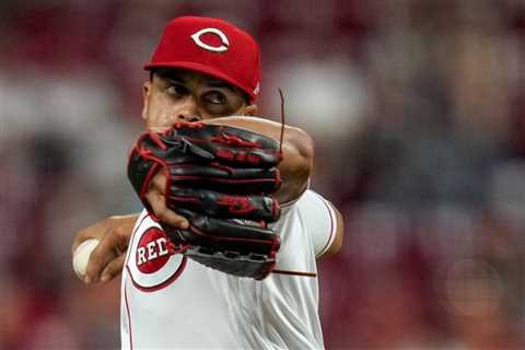 Reds Place Fernando Cruz On 15-Day Injured List