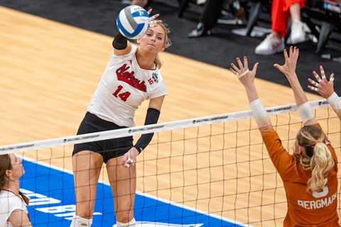 Batenhorst, Head transferring; AVCA poll; Stanford, Ohio State men win twice