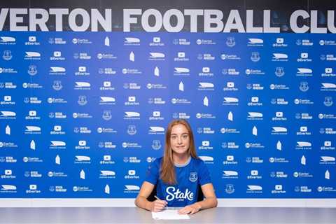 Everton’s Danish international midfielder Holmgaard signs new deal