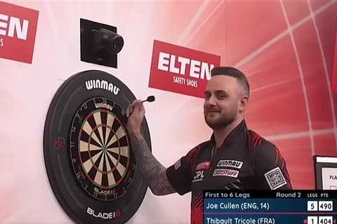 Dartboard disaster! Watch as two pros butcher a leg with 41 missed doubles